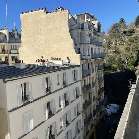 Montmartre Sunny Flat Right Below The Sacré-coeur *
