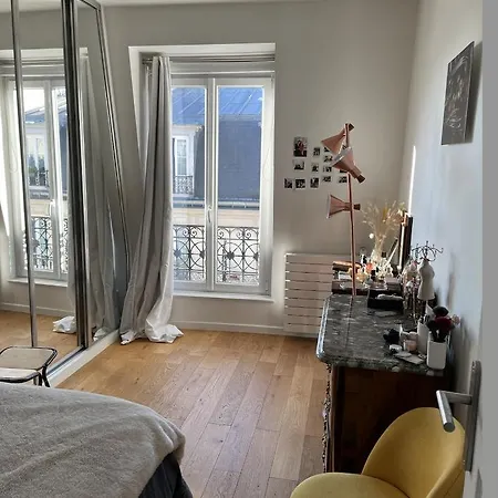 Montmartre Sunny Flat Right Below The Sacré-coeur *